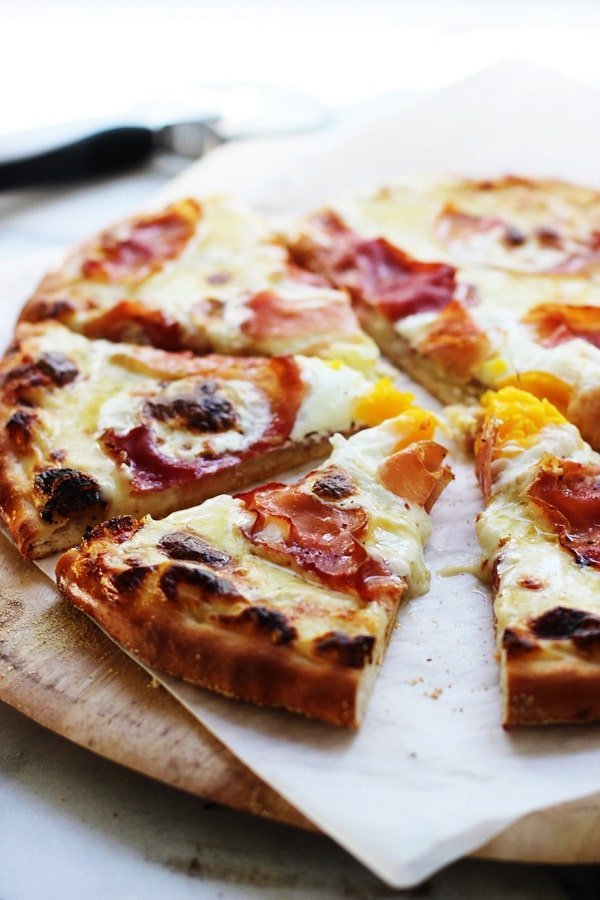 Croque Madame Pizza - A classic French sandwich turned into the ultimate cheesy pizza!