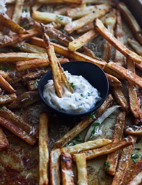 Insanely Crispy Baked Fries with Cheater Herbed Aioli-Step-by-step instructions for the perfect crispy baked fry!