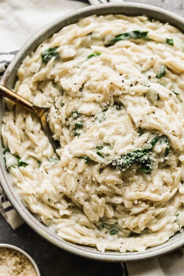Orzo cremoso de espinacas en una olla My Star Idea