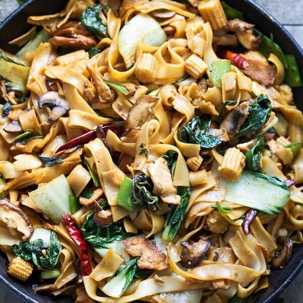 Easy Drunken Noodles (Pad Kee Mao) - Wide rice noodles with, chicken, loads of veggies and the most delicious sauce!