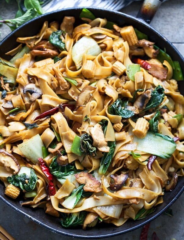 Easy Drunken Noodles (Pad Kee Mao) - Wide rice noodles with, chicken, loads of veggies and the most delicious sauce!