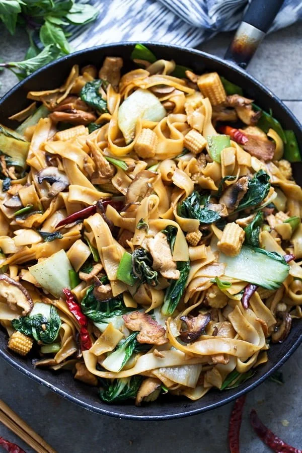 Easy Drunken Noodles (Pad Kee Mao) - Wide rice noodles with, chicken, loads of veggies and the most delicious sauce! 