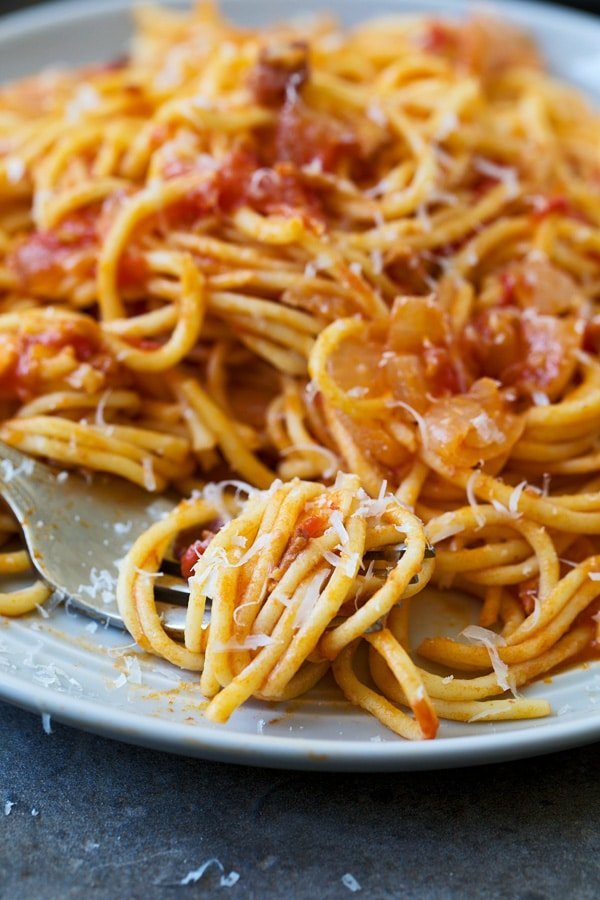 Pasta with spicy tomato sauce 