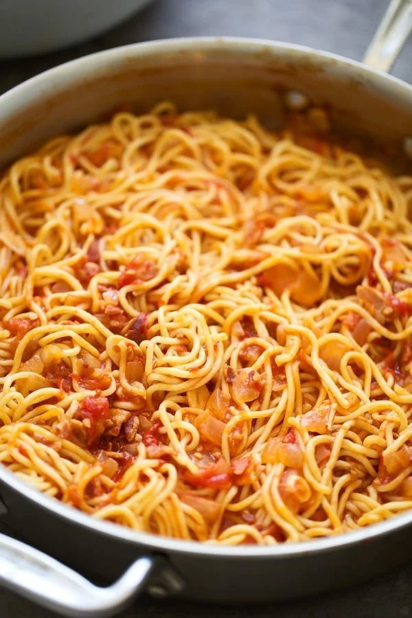 Spaghetti with fresh tomatoes, bacon, onion and garlic 