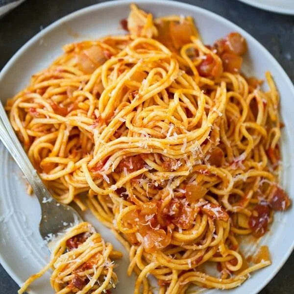 The BEST Spaghetti all’Amatriciana (With fresh tomatoes and homemade spaghetti)