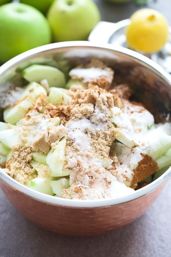 Granny smith apples with brown sugar, cinnamon and flour
