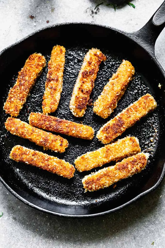 Панир адыгейский. Жареный сыр на сковороде без панировки. Сыр на сковороде. Сыр на сковороде. Жареный адыгейский сыр на сковороде.