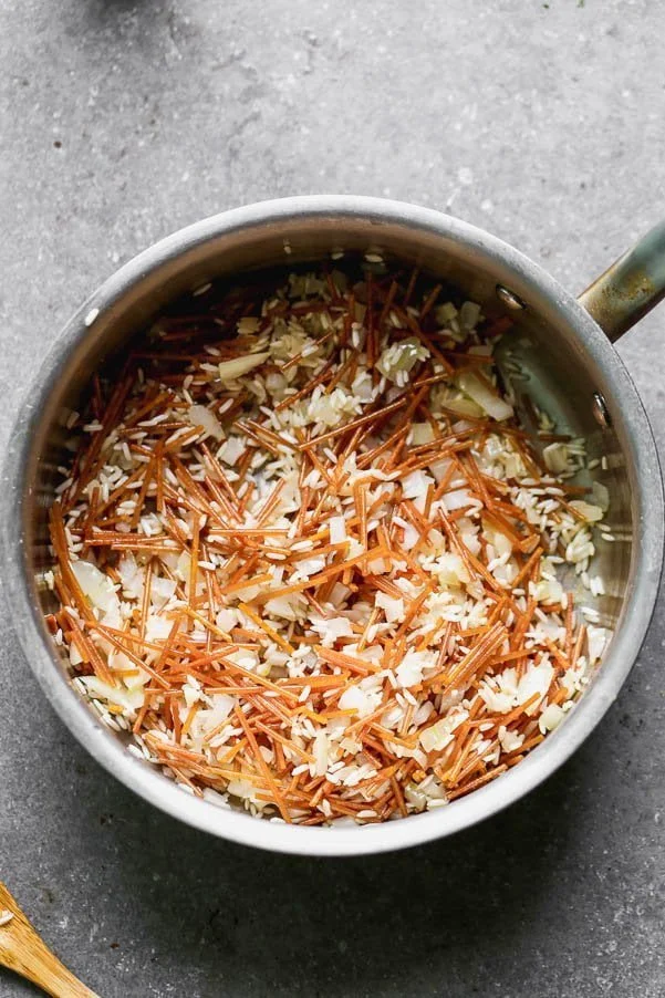 Toast spaghetti, rice, and onion