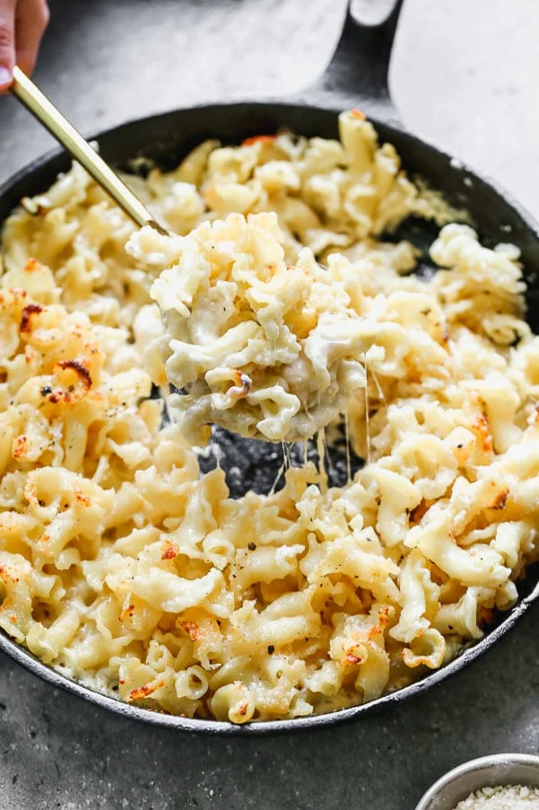 Cheese pull for the cheesy pasta gratin