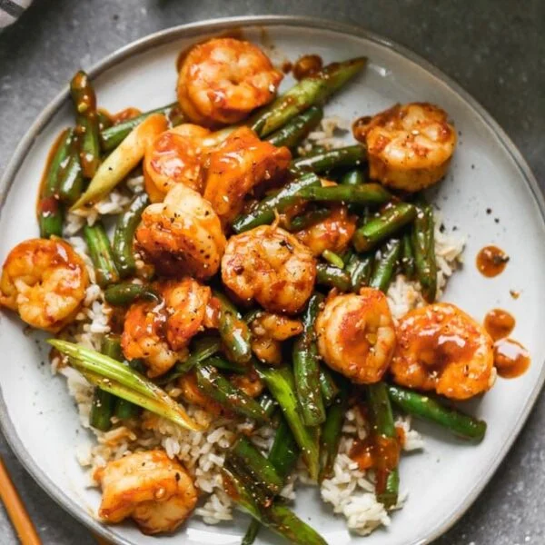 Hunan Shrimp is a hot and spicy shrimp dish packed with flavor from chili bean paste, garlic, soy sauce, and rice vinegar. The spicy plump shrimp are served with blistered green beans and green onions, and served over sticky brown rice. Ready in 20 minutes or less! 
