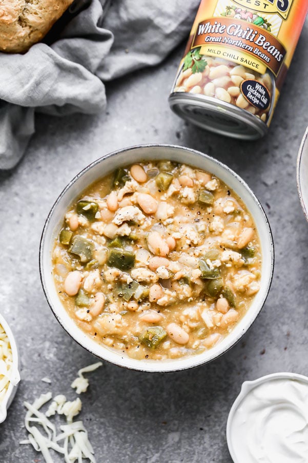 Grab your family, the remote, and your favorite sports shirt, and whip up a batch of our new favorite dish to enjoy tailgating at home- Green Chicken Chili. Salsa verde, roasted jalapeños, ground chicken, and plenty of BUSH’S White Chili Beans are the foundation for our chili, while notes of apple cider vinegar and cumin round it out.