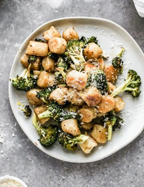 Our Lemon Brown Butter Gnocchi looks like a million bucks, but only needs six ingredients and about 35 minutes of your time. We roast frozen cauliflower gnocchi with broccoli until crispy and brown and then toss it all in a lemon-infused brown butter. Garnish with plenty of grated parmesan cheese, serve with a big salad, and call it dinner. 