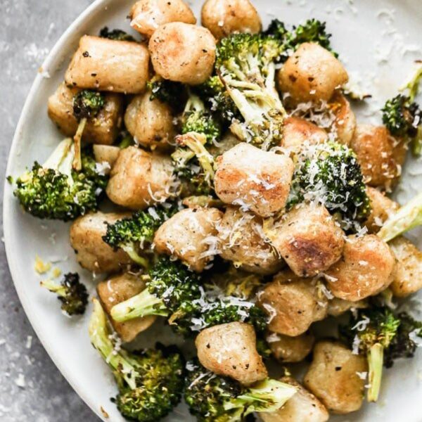 Our Lemon Brown Butter Gnocchi looks like a million bucks, but only needs six ingredients and about 35 minutes of your time. We roast frozen cauliflower gnocchi with broccoli until crispy and brown and then toss it all in a lemon-infused brown butter. Garnish with plenty of grated parmesan cheese, serve with a big salad, and call it dinner. 