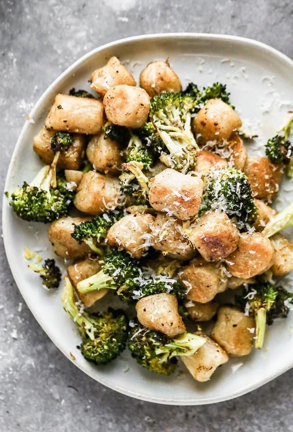 Our Lemon Brown Butter Gnocchi looks like a million bucks, but only needs six ingredients and about 35 minutes of your time. We roast frozen cauliflower gnocchi with broccoli until crispy and brown and then toss it all in a lemon-infused brown butter. Garnish with plenty of grated parmesan cheese, serve with a big salad, and call it dinner. 