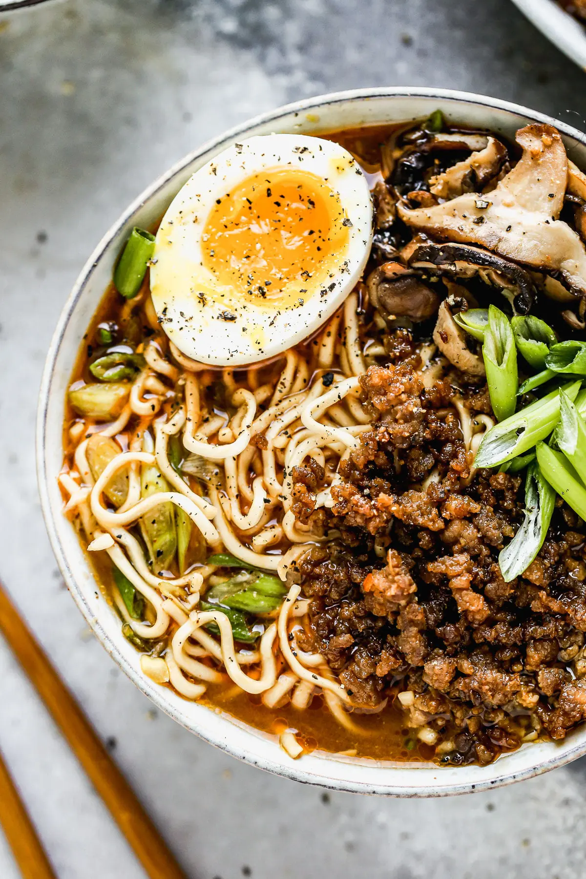 These semi-homemade Pork Miso Ramen Bowls are packed with a spicy miso broth, crispy hoisin pork, quick-pickled mushrooms, a jammy egg (of course), and chewy ramen noodles. They’re highly addictive, perfect for busy days, and the only thing I want to eat from now until spring. Find the full recipe with the direct link in our profile. 