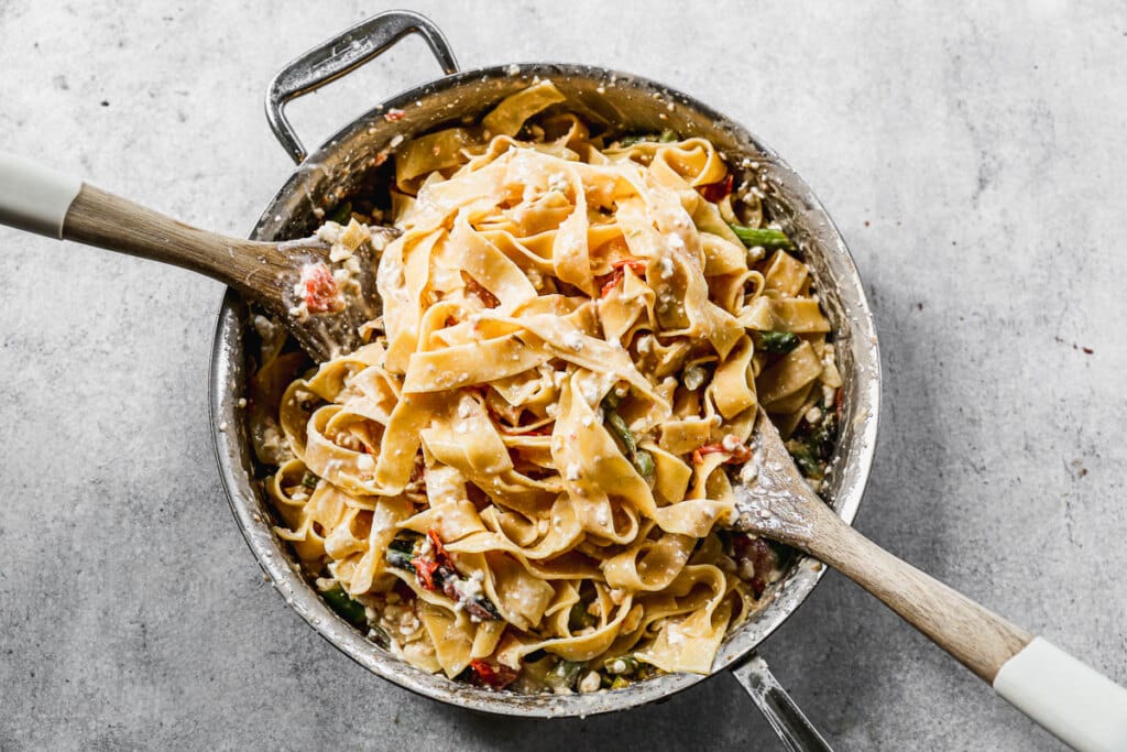 Pasta tossed with asparagus, cottage cheese and tomatoes