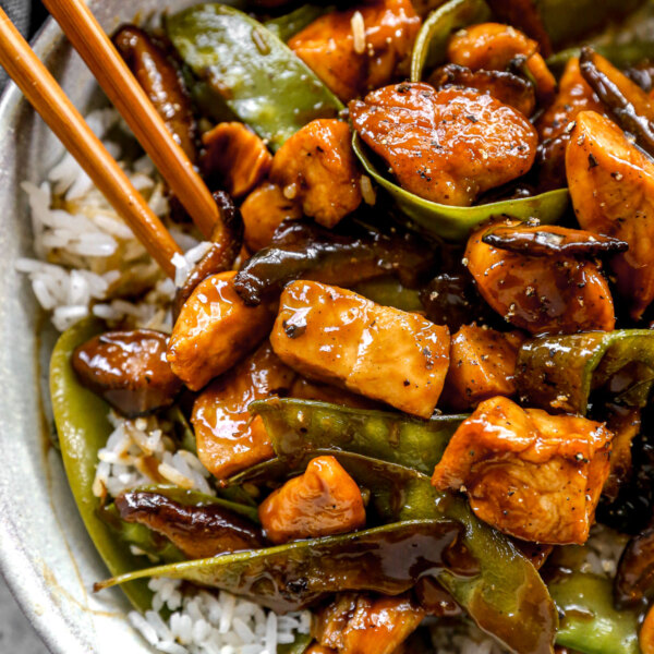 A quick and flavorful miso orange chicken made with tender chicken, shiitake mushrooms, and snow peas in a savory citrus glaze—perfect for an easy weeknight dinner over jasmine rice.